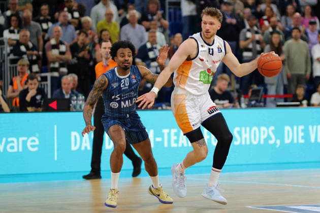 v li Michael Weathers MLP Academics Heidelberg, 20 , Andy Van Vliet Rostock Seawolves, 81 GER, MLP Academics Heidelberg vs Rostock Seawolves, Basketball, easycredit Basketball Bundesliga, 28 Matchday, Season, 2025 2026, 05 04 2026 GER, MLP Academics Heidelberg vs Rostock Seawolves, Basketball, easycredit Basketball Bundesliga, 28 Matchday, Season, 2025 2026, 205 04 2026 Heidelberg Copyright: xEibner-Pressefoto JoergxHirschx EP_JHH