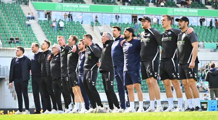 05 04 2026 Soccer Season 2025 2026 2 Soccer Bundesliga 28 Matchday SpVgg Greuther Fürth Kleeblatt SGF SC Paderborn 07 SCP Sportfoto Zink xwoxzix DFL regulations prohibit any use of photographs as image sequences and or quasi video only for editorial use Ralf Kettemann Trainer SC Paderborn 07 and Staff in front of fans Fanblock after end of match