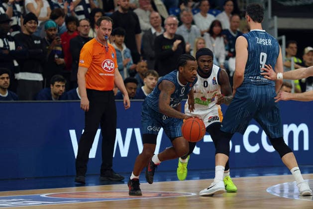 v li DJ Horne MLP Academics Heidelberg, 0 , Tj Crockett Jr Rostock Seawolves, 0 , Paul Zipser MLP Academics Heidelberg, 09 GER, MLP Academics Heidelberg vs Rostock Seawolves, Basketball, easycredit Basketball Bundesliga, 28 Matchday, Season, 2025 2026, 05 04 2026 GER, MLP Academics Heidelberg vs Rostock Seawolves, Basketball, easycredit Basketball Bundesliga, 28 Matchday, Season, 2025 2026, 205 04 2026 Heidelberg Copyright: xEibner-Pressefoto JoergxHirschx EP_JHH