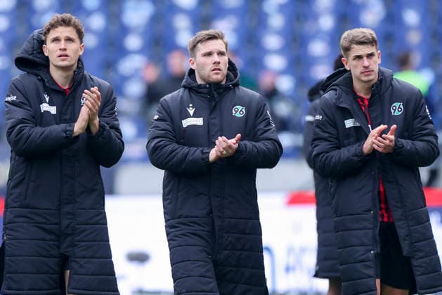 Benedikt Pichler Hannover 96 , Benjamin Kaellmann Hannover 96 and Maik Nawrocki Hannover 96 look dejected, 2 Bundesliga, Hannover 96 v SV 07 Elversberg, Heinz von Heiden Arena on April 05, 2026 in Hanover, Germany Photo by Marco Steinbrenner DeFodi Images Benedikt Pichler Hannover 96 , Benjamin Kaellmann Hannover 96 and Maik Nawrocki Hannover 96 look dejected, 2 Bundesliga, Hannover 96 v SV 07 Elversberg, Heinz von Heiden Arena, April 5, 2026 in Hanover, Germany Photo by Marco Steinbrenner DeFodi Images