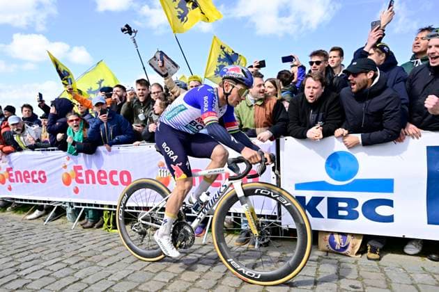 Ronde van Vlaanderen 2026 Cycling Race OUDENAARDE, BELGIUM - APRIL 05 : Evenepoel Remco (BEL) of Red Bull - BORA - Hansgrohe on the Paterberg climb during the 110th edition of Ronde van Vlaanderen an UCI World Tour 1.UWT one day cycling road race for Men Elite of 271 km with start in Antwerpen and finish in Oudenaarde on April 5, 2026 in Oudenaarde, Belgium, 05 04 2026 ( Motordriver Guy De Vuyst - Oudenaarde Belgium  Copyright: xJanxDexMeuleneirx