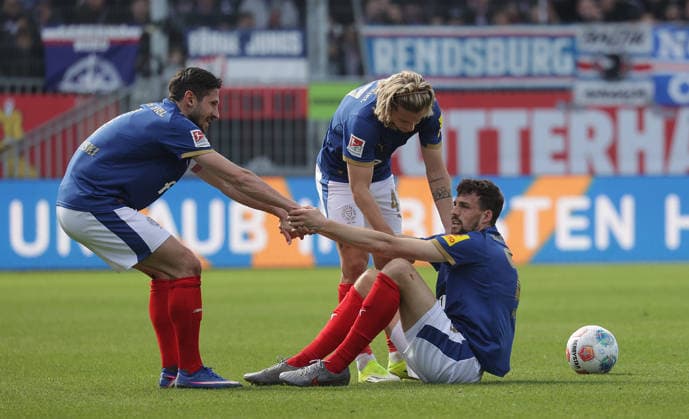 Sport Bilder des Tages Steven Skrzybski (Holstein Kiel), John Tolkin (Holstein Kiel), Jonas Meffert (Holstein Kiel) Fussball, Herren, Saison 2025 2026, 2.BL, Holstein Stadion, Holstein Kiel gegen Preussen Muenster, 0-0 DFL REGULATIONS PROHIBIT ANY USE OF PHOTOGRAPHS AS IMAGE SEQUENCES AND OR QUASI-VIDEO. *** Steven Skrzybski Holstein Kiel , John Tolkin Holstein Kiel , Jonas Meffert Holstein Kiel Fußball, Herren, Saison 2025 2026, 2 BL, Holstein Stadion, Holstein Kiel gegen Preussen Muenster, 0 0 DFL REGULATIONS PROHIBIT ANY USE OF PHOTOGRAPHS AS IMAGE SEQUENCES AND OR QUASI VIDEO