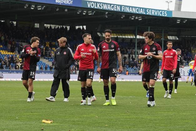 05 04 2026 Soccer Season 2025 2026 2 Soccer Bundesliga 28 Matchday Eintracht Braunschweig BTSV EBS 1 FC Nürnberg FCN Club Sportfoto Zink DaMa xdaxmax DFL regulations prohibit any use of photographs as image sequences and or quasi video only for editorial use Mannschaft Team des FCN bedankt sich enttäuscht Enttäuschung nach Spielende bei Clubfan Clubfans FCN Fans Fans