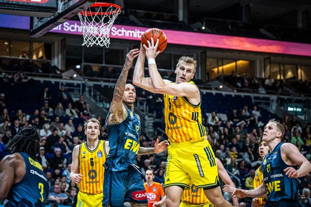 Basketball Berlin 05 04 2026 Season 2025 2026 EasyCredit BBL 1 Bundesliga Men, Men Alba Berlin EWE Baskets Oldenburg Sam Griesel Alba Berlin, No 05 Michale Kyser Oldenburg, No 12