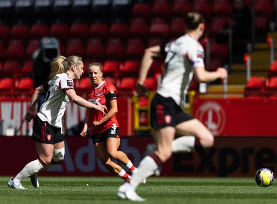 Charlton Athletic Women v Liverpool Women Adobe Womens FA Cup Charlotte Newsham of Charlton Athletic Women passes the ball during the Adobe Womens FA Cup Quarter-final match at The Valley, London 05 04 2026 UK Newspapers OUT Copyright: xBenxPetersx FIL-23223-0087