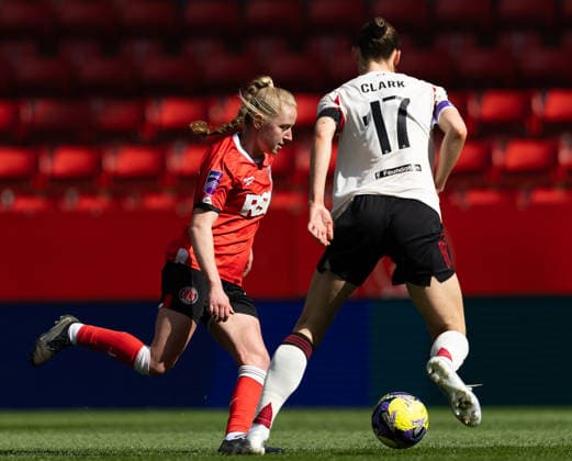 Charlton Athletic Women v Liverpool Women Adobe Womens FA Cup Lucy Fitzgerald of Charlton Athletic Women in possession during the Adobe Womens FA Cup Quarter-final match at The Valley, London 05 04 2026 UK Newspapers OUT Copyright: xBenxPetersx FIL-23223-0090