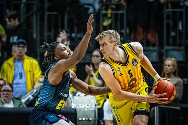 Basketball Berlin 05 04 2026 Season 2025 2026 EasyCredit BBL 1 Bundesliga Men, Men Alba Berlin EWE Baskets Oldenburg Sam Griesel Alba Berlin, No 05 Chris Clemons Oldenburg, No 03