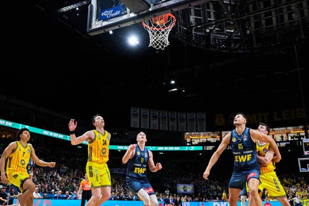 Seth Hinrichs EWE Baskets Oldenburg, 21 , Filip Stanic EWE Baskets Oldenburg, 65 , Justin Bean Alba Berlin, 34 , GER, ALBA Berlin vs EWE Baskets Oldenburg, Basketball Men, easy Credit BBL, Season 2025 2026, 28 Matchday, 05 04 2026 GER, ALBA Berlin vs EWE Baskets Oldenburg, Basketball Men, easy Credit BBL, Season 2025 2026, 28 Matchday, 05 04 2026 Berlin Copyright: xClaudiusxRauch,xEibner-Pressefotox xClaudiusxRauchx EP_CRH