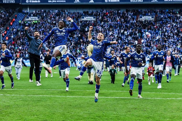 Sport Bilder des Tages Fussball, 2. Bundesliga Saison 2025 2026 28. Spieltag FC Schalke 04 - Karlsruher SC 05.04.2026, VELTINS-Arena Miron Muslic (Trainer Schalke 04) Moussa Ndiaye (FC Schalke 04, 16) Adli Aouchiche (FC Schalke 04, 24) freuen sich nach dem Spiel über den Sieg und sind auf den Weg zur Fankurve Gelsenkirchen VELTINS-Arena Nordrhein-Westfalen Deutschland *** Sport, Football, 2 Bundesliga Season 2025 2026 28 Matchday FC Schalke 04 Karlsruher SC 05 04 2026, VELTINS Arena Miron Muslic Coach Schalke 04 Moussa Ndiaye FC Schalke 04, 16 Adli Aouchiche FC Schalke 04, 24 are happy about the victory after the game and are on their way to the fan curve Gelsenkirchen VELTINS Arena Nordrhein Westfalen Germany