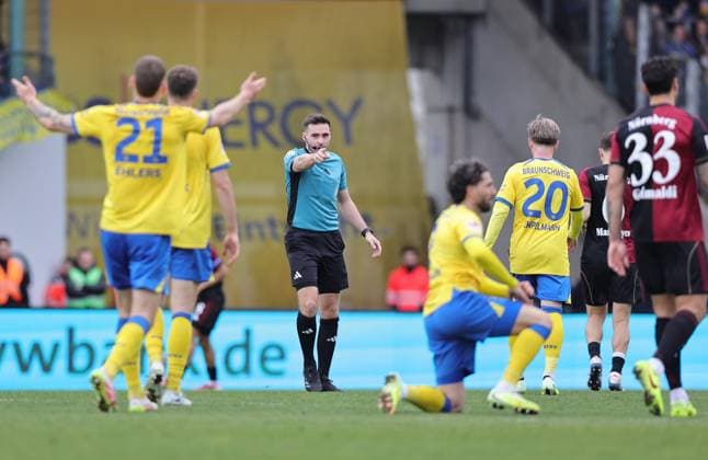 05 04 2026 Soccer Season 2025 2026 2 Soccer Bundesliga 28 Matchday Eintracht Braunschweig BTSV EBS 1 FC Nürnberg FCN Club Sportfoto Zink DaMa xdaxmax DFL regulations prohibit any use of photographs as image sequences and or quasi video only for editorial use Tom Bauer Referee indicates gestures directs gives instructions