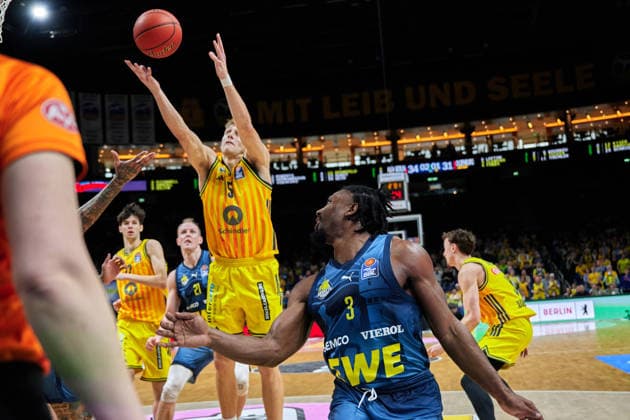Chris Clemons EWE Baskets Oldenburg, 03 , Sam Griesel Alba Berlin, 05 , GER, ALBA Berlin vs EWE Baskets Oldenburg, Basketball Men, easy Credit BBL, Season 2025 2026, 28 Matchday, 05 04 2026 GER, ALBA Berlin vs EWE Baskets Oldenburg, Basketball Men, easy Credit BBL, Season 2025 2026, 28 Matchday, 05 04 2026 Berlin Copyright: xClaudiusxRauch,xEibner-Pressefotox xClaudiusxRauchx EP_CRH