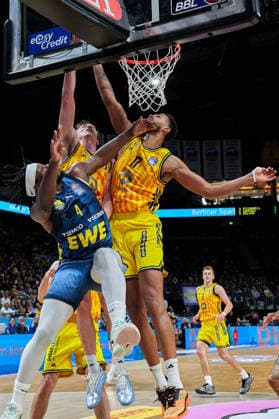 Brian Fobbs EWE Baskets Oldenburg, 04 , Norris Agbakoko Alba Berlin, 17 , GER, ALBA Berlin vs EWE Baskets Oldenburg, Basketball Men, easy Credit BBL, Season 2025 2026, 28 Matchday, 05 04 2026 GER, ALBA Berlin vs EWE Baskets Oldenburg, Basketball Men, easy Credit BBL, Season 2025 2026, 28 Matchday, 05 04 2026 Berlin Copyright: xClaudiusxRauch,xEibner-Pressefotox xClaudiusxRauchx EP_CRH