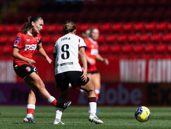 Charlton Athletic Women v Liverpool Women Adobe Womens FA Cup Keira Flannery of Charlton Athletic Women passes the ball during the Adobe Womens FA Cup Quarter-final match at The Valley, London 05 04 2026 UK Newspapers OUT Copyright: xBenxPetersx FIL-23223-0102