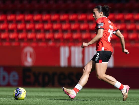 Charlton Athletic Women v Liverpool Women Adobe Womens FA Cup Lucia Lobato of Charlton Athletic Women passes the ball during the Adobe Womens FA Cup Quarter-final match at The Valley, London 05 04 2026 UK Newspapers OUT Copyright: xBenxPetersx FIL-23223-0103