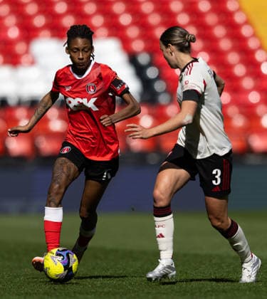 Charlton Athletic Women v Liverpool Women Adobe Womens FA Cup Elisha N Dow of Charlton Athletic Women in possession during the Adobe Womens FA Cup Quarter-final match at The Valley, London 05 04 2026 UK Newspapers OUT Copyright: xBenxPetersx FIL-23223-0107