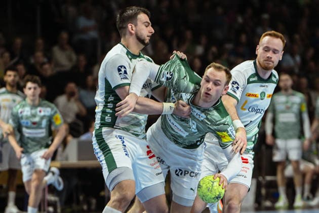 05 04 2026, xlakx, Handball Daikin HBL, Fuechse Berlin SC DHfK Leipzig v l Luka Rogan SC DHfK Leipzig , Mathias Gidsel Fuechse Berlin , Tomas Piroch SC DHfK Leipzig duel, duel, fight, tackle Berlin Daniel Lakomski