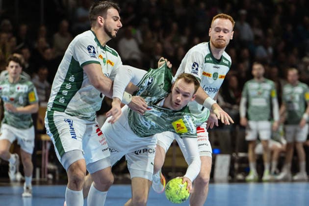 05 04 2026, xlakx, Handball Daikin HBL, Fuechse Berlin SC DHfK Leipzig v l Luka Rogan SC DHfK Leipzig , Mathias Gidsel Fuechse Berlin , Tomas Piroch SC DHfK Leipzig duel, duel, fight, tackle Berlin Daniel Lakomski