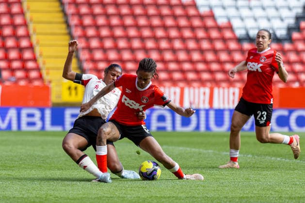Football - FA Women™s FA Cup - Quarter-Final - Charlton Athletic FC Women v Liverpool FC Women LONDON, ENGLAND - Sunday, April 5, 2026: Liverpool s AurÃ lie Csillag (L) is challenged by Charlton Athletic s Karin Muya during the FA Women™s FA Cup Quarter-Final match between Charlton Athletic FC Women and Liverpool FC Women at The Valley. (Photo by David Rawcliffe Propaganda) LONDON The Valley GREATER LONDON ENGLAND  Copyright: xPropagandaxPhotoxAgencyx P2026-04-05-Charlton_W_Liverpool_W-107