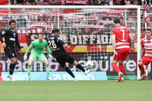 Sport Bilder des Tages 05.04.2026, xtgx, Fussball - 1.Bundesliga Union Berlin - FC St.Pauli v.l. Tor zum 0:1 durch Mathias Pereira Lage (St Pauli, 28) (DFL DFB REGULATIONS PROHIBIT ANY USE OF PHOTOGRAPHS as IMAGE SEQUENCES and or QUASI-VIDEO) Berlin *** 05 04 2026, xtgx, Soccer 1 Bundesliga Union Berlin FC St Pauli v l Goal to 0 1 by Mathias Pereira Lage St Pauli, 28 DFL DFB REGULATIONS PROHIBIT ANY USE OF PHOTOGRAPHS as IMAGE SEQUENCES and or QUASI VIDEO Berlin