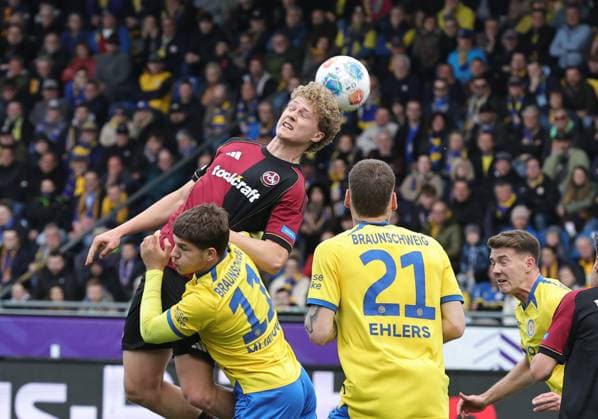 05 04 2026 Soccer Season 2025 2026 2 Soccer Bundesliga 28 Matchday Eintracht Braunschweig BTSV EBS 1 FC Nürnberg FCN Club Sportfoto Zink DaMa xdaxmax DFL regulations prohibit any use of photographs as image sequences and or quasi video only for editorial use Piet Scobel 39, 1 FC Nürnberg FCN in header duel with Jovan Mijatovic 11, Eintracht Braunschweig BTSV EBS