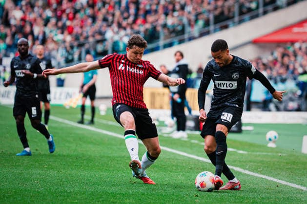 2 Bundesliga Hannover 96 vs SV Elversberg, 05 04 2026 Benedikt Oscar Pichler Hannover 96, 11 vs Jan Gyamerah SV Elversberg, 30 Soccer, 2 Bundesliga, 28 Matchday Hannover 96 vs SV Elversberg on 05 04 2026 at Heinz von Heiden Arena, Hannover DFL REGULATIONS PROHIBIT ANY USE OF PHOTOGRAPHS AS IMAGE SEQUENCES AND OR QUASI VIDEO Copyright: xBEAUTIFULxSPORTS Tonhäuserx