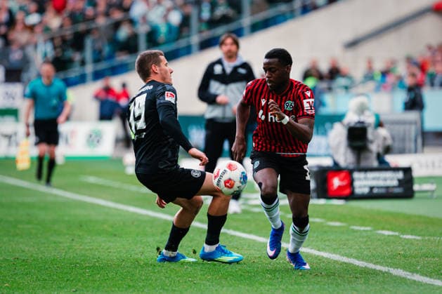 2 Bundesliga Hannover 96 vs SV Elversberg, 05 04 2026 Noel Aseko Nkili Hannover 96, 15 passes Lukas Finn Pinckert SV Elversberg, 19 passes Football, 2 Bundesliga, Matchday 28 Hannover 96 vs SV Elversberg on 05 04 2026 at Heinz von Heiden Arena, Hannover DFL REGULATIONS PROHIBIT ANY USE OF PHOTOGRAPHS AS IMAGE SEQUENCES AND OR QUASI VIDEO Copyright: xBEAUTIFULxSPORTS Tonhäuserx