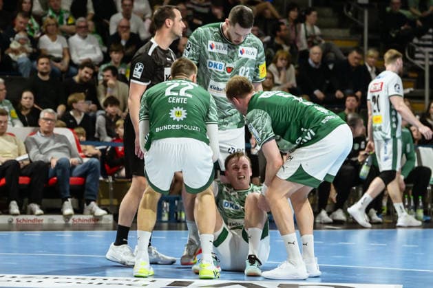 05 04 2026, xlakx, Handball Daikin HBL, Fuechse Berlin SC DHfK Leipzig v l Nejc Cehte Fuechse Berlin , Mijajlo Marsenic Fuechse Berlin , Tobias Grondahl Fuechse Berlin , Max Darj Fuechse Berlin verletzt, Verletzung, injury, injured Berlin Daniel Lakomski