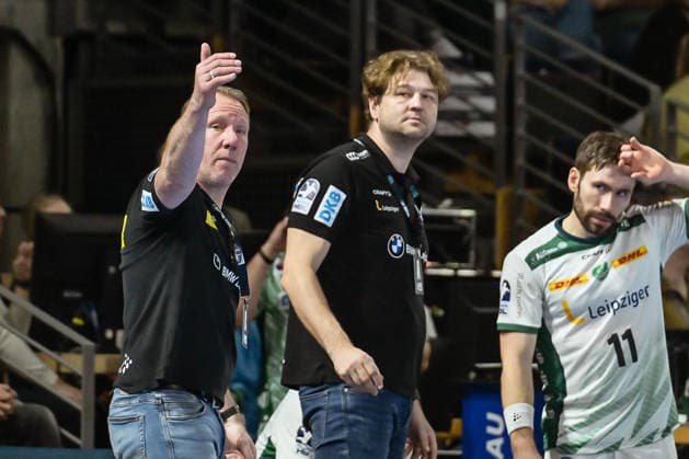 05.04.2026, xlakx, Handball Daikin HBL, Fuechse Berlin - SC DHfK Leipzig v.l. Frank Carstens (SC DHfK Leipzig Trainer) gibt Anweisungen, gestikuliert mit den Armen, gesticulate, gives instructions Berlin Daniel Lakomski
