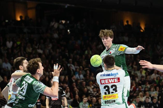 05 04 2026, xlakx, Handball Daikin HBL, Fuechse Berlin SC DHfK Leipzig v l Lukas Herburger Fuechse Berlin , Luka Rogan SC DHfK Leipzig , Nils Lichtlein Fuechse Berlin duel, duel, fight, tackle Berlin Daniel Lakomski