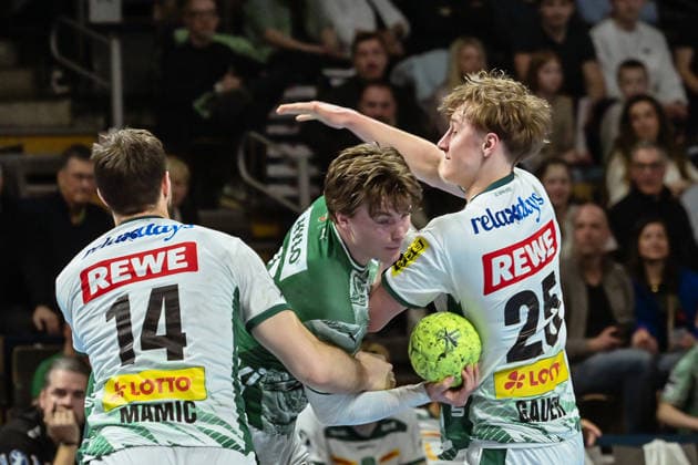 05 04 2026, xlakx, Handball Daikin HBL, Fuechse Berlin SC DHfK Leipzig v l Marko Mamic SC DHfK Leipzig , Nils Lichtlein Fuechse Berlin ,Casper Gauer SC DHfK Leipzig duel, duel, fight, tackle Berlin Daniel Lakomski