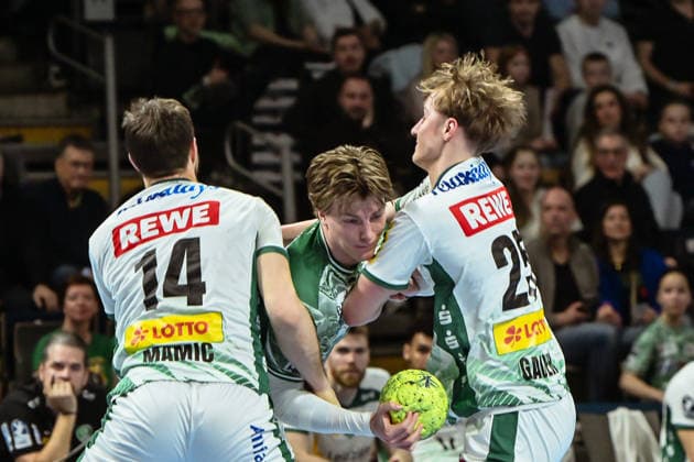 05 04 2026, xlakx, Handball Daikin HBL, Fuechse Berlin SC DHfK Leipzig v l Marko Mamic SC DHfK Leipzig , Nils Lichtlein Fuechse Berlin ,Casper Gauer SC DHfK Leipzig duel, duel, fight, tackle Berlin Daniel Lakomski