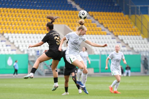 DFB Pokal Women FC Carl Zeiss Jena VfL Wolfsburg 05 04 26 Ella Peddemors 5, VfL Wolfsburg in header duel with Nelly Juckel 31, Carl Zeiss Jena Soccer, DFB Pokal Women, Semifinal FC Carl Zeiss Jena vs VfL Wolfsburg on 05 04 26 at Ernst Abbe Sportfeld ad hoc arena, Jena DFL REGULATIONS PROHIBIT ANY USE OF PHOTOGRAPHS AS IMAGE SEQUENCES AND OR QUASI VIDEO Copyright: xBEAUTIFULxSPORTS JanxKaeferx