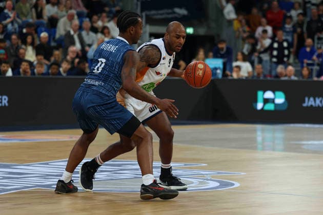 v li DJ Horne MLP Academics Heidelberg, 0 , DeAndre Lansdowne Rostock Seawolves, 9 GER, MLP Academics Heidelberg vs Rostock Seawolves, Basketball, easycredit Basketball Bundesliga, 28 Matchday, Season, 2025 2026, 05 04 2026 GER, MLP Academics Heidelberg vs Rostock Seawolves, Basketball, easycredit Basketball Bundesliga, 28 Matchday, Season, 2025 2026, 205 04 2026 Heidelberg Copyright: xEibner-Pressefoto JoergxHirschx EP_JHH