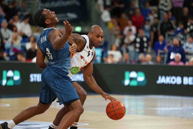 v li in duel, DJ Horne MLP Academics Heidelberg, 0 , DeAndre Lansdowne Rostock Seawolves, 9 GER, MLP Academics Heidelberg vs Rostock Seawolves, Basketball, easycredit Basketball Bundesliga, 28 Matchday, Season, 2025 2026, 05 04 2026 GER, MLP Academics Heidelberg vs Rostock Seawolves, Basketball, easycredit Basketball Bundesliga, 28 Matchday, Season, 2025 2026, 205 04 2026 Heidelberg Copyright: xEibner-Pressefoto JoergxHirschx EP_JHH