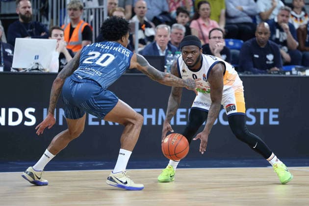 v li Michael Weathers MLP Academics Heidelberg, 20 , Tj Crockett Jr Rostock Seawolves, 0 GER, MLP Academics Heidelberg vs Rostock Seawolves, Basketball, easycredit Basketball Bundesliga, 28 Matchday, Season, 2025 2026, 05 04 2026 GER, MLP Academics Heidelberg vs Rostock Seawolves, Basketball, easycredit Basketball Bundesliga, 28 Matchday, Season, 2025 2026, 205 04 2026 Heidelberg Copyright: xEibner-Pressefoto JoergxHirschx EP_JHH