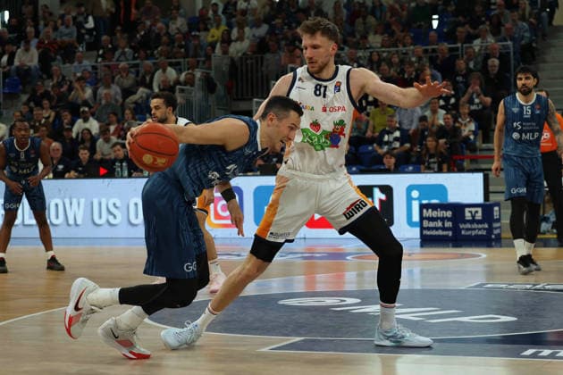 v li in duel, Ryan Mikelsell MLP Academics Heidelberg, 33 , Andy Van Vliet Rostock Seawolves, 81 GER, MLP Academics Heidelberg vs Rostock Seawolves, Basketball, easycredit Basketball Bundesliga, 28 Matchday, Season, 2025 2026, 05 04 2026 GER, MLP Academics Heidelberg vs Rostock Seawolves, Basketball, easycredit Basketball Bundesliga, 28 Matchday, Season, 2025 2026, 205 04 2026 Heidelberg Copyright: xEibner-Pressefoto JoergxHirschx EP_JHH
