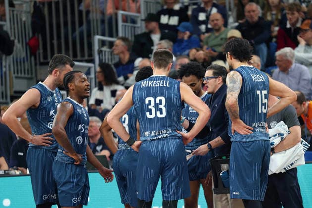 The players from MLP Academics Heidelberg form a team circle to close ranks with Carlo Finetti MLP Academics Heidelberg, Head Couch GER, MLP Academics Heidelberg vs Rostock Seawolves, Basketball, easycredit Basketball Bundesliga, 28 Matchday, Season, 2025 2026, 05 04 2026 GER, MLP Academics Heidelberg vs Rostock Seawolves, Basketball, easycredit Basketball Bundesliga, 28 Matchday, Season, 2025 2026, 205 04 2026 Heidelberg Copyright: xEibner-Pressefoto JoergxHirschx EP_JHH