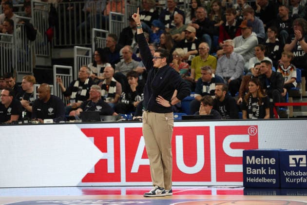 Carlo Finetti MLP Academics Heidelberg, Head Couch gestures with his finger GER, MLP Academics Heidelberg vs Rostock Seawolves, Basketball, easycredit Basketball Bundesliga, 28 Matchday, Season, 2025 2026, 05 04 2026 GER, MLP Academics Heidelberg vs Rostock Seawolves, Basketball, easycredit Basketball Bundesliga, 28 Matchday, Season, 2025 2026, 205 04 2026 Heidelberg Copyright: xEibner-Pressefoto JoergxHirschx EP_JHH