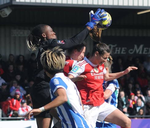 Football - 2025 2026 Adobe Women s FA Cup - Quarter-Final: Arsenal vs. Brighton & Hove Albion - Mangata Devlopments Stadium, Meadow Park, Borehamwood - Sunday 5th April 2026 Goalkeeper, Chiamaka Nnadozie, under pressure 