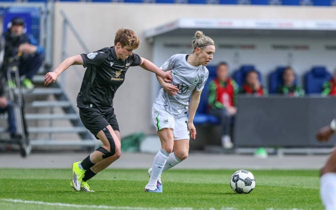 GER, Jena, Carl Zeiss Jena vs Vfl Wolfsburg, DFB Pokal Women, Football, DFB, Season 2025 2026, ad hoc Arena im Ernst Abbe Sportfeld, Semifinal in the picture from l Gwen Mummert Carl Zeiss Jena Women 27 , Svenja Huth VfL Wolfsburg Women 10 DFB DFL REGULATIONS PROHIBIT ANY USE OF PHOTOGRAPHS AS IMAGE SEQUENCES AND OR QUASI VIDEO, 05 04 2025 Copyright: HMBxMedia HendrikxHamelau