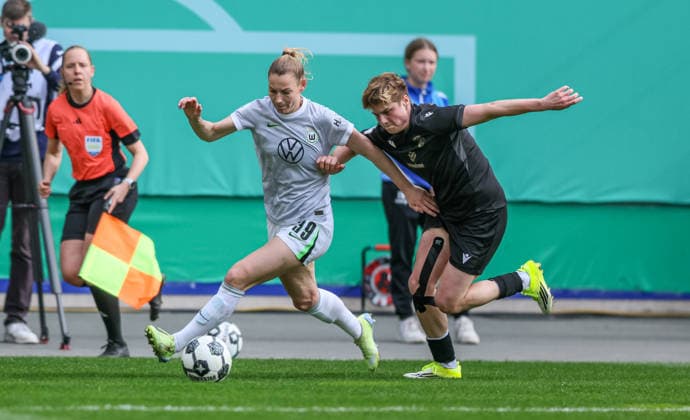 GER, Jena, Carl Zeiss Jena vs Vfl Wolfsburg, DFB Pokal Women, Football, DFB, Season 2025 2026, ad hoc Arena im Ernst Abbe Sportfeld, Semifinal in the picture from l Sarai Linder VfL Wolfsburg Women 39 , Gwen Mummert Carl Zeiss Jena Women 27 DFB DFL REGULATIONS PROHIBIT ANY USE OF PHOTOGRAPHS AS IMAGE SEQUENCES AND OR QUASI VIDEO, 05 04 2025 Copyright: HMBxMedia HendrikxHamelau