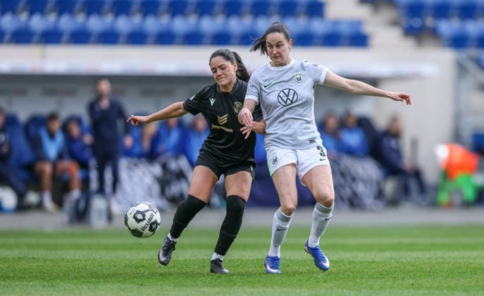 GER, Jena, Carl Zeiss Jena vs Vfl Wolfsburg, DFB Pokal Women, Football, DFB, Season 2025 2026, ad hoc Arena im Ernst Abbe Sportfeld, Semifinal in the picture from l Olivia Alcaide Jena , Caitlin Dijkstra VfL Wolfsburg Women 3 DFB DFL REGULATIONS PROHIBIT ANY USE OF PHOTOGRAPHS AS IMAGE SEQUENCES AND OR QUASI VIDEO, 05 04 2025 Copyright: HMBxMedia HendrikxHamelau