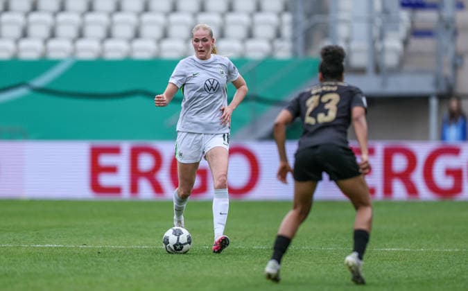 GER, Jena, Carl Zeiss Jena vs Vfl Wolfsburg, DFB Pokal Women, Football, DFB, Season 2025 2026, ad hoc Arena im Ernst Abbe Sportfeld, Semifinal in the picture from l Camilla Küver VfL Wolfsburg Women 16 , Hannah Etzold Carl Zeiss Jena Women 13 DFB DFL REGULATIONS PROHIBIT ANY USE OF PHOTOGRAPHS AS IMAGE SEQUENCES AND OR QUASI VIDEO, 05 04 2025 Copyright: HMBxMedia HendrikxHamelau