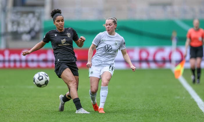 GER, Jena, Carl Zeiss Jena vs Vfl Wolfsburg, DFB Pokal Women, Football, DFB, Season 2025 2026, ad hoc Arena im Ernst Abbe Sportfeld, Semifinal in the picture from l Josephine Bonsu Carl Zeiss Jena Women 23 , Janou Levels VfL Wolfsburg Women 15 DFB DFL REGULATIONS PROHIBIT ANY USE OF PHOTOGRAPHS AS IMAGE SEQUENCES AND OR QUASI VIDEO, 05 04 2025 Copyright: HMBxMedia HendrikxHamelau