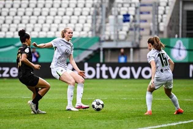 Soccer I Women I Season 2025 2026 I DFB Cup I FC Carl Zeiss Jena VfL Wolfsburg I 05 04 2026 Josephine Bonsu 23, FC Carl Zeiss Jena runs at Camilla Küver 16, VfL Wolfsburg, who passes the ball to Janou Levels 15, VfL Wolfsburg Jena Ernst Abbe Sportfeld, ad hoc Arena Thüringen Germany Copyright: xLobeca InesxHähnelx