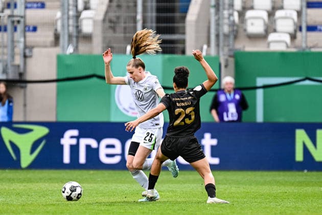 Soccer I Women I Season 2025 2026 I DFB Cup I FC Carl Zeiss Jena VfL Wolfsburg I 05 04 2026 duel Vivien Endemann 25, VfL Wolfsburg is attacked by Josephine Bonsu 23, FC Carl Zeiss Jena Jena Ernst Abbe Sportfeld, ad hoc Arena Thuringia Germany Copyright: xLobeca InesxHähnelx
