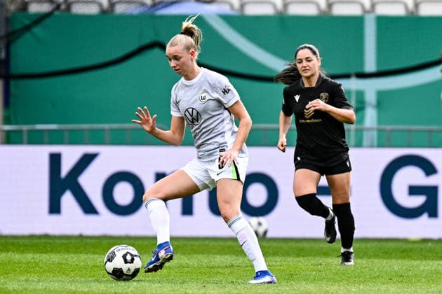 Soccer I Women I Season 2025 2026 I DFB Cup I FC Carl Zeiss Jena VfL Wolfsburg I 05 04 2026 Ella Peddemors 5, VfL Wolfsburg plays the ball Crop, close-up, portrait, portrait, single photo, single image, body Jena Ernst Abbe Sportfeld, ad hoc Arena Thuringia Germany Copyright: xLobeca InesxHähnelx