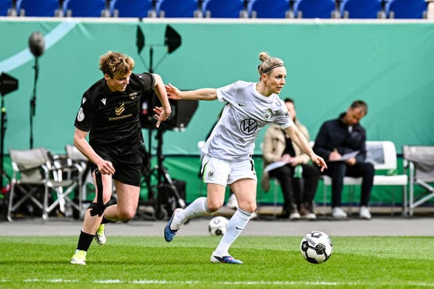 Soccer I Women I Season 2025 2026 I DFB Cup I FC Carl Zeiss Jena VfL Wolfsburg I 05 04 2026 duel Gwendolyn Mummert 27, FC Carl Zeiss Jena vs Svenja Huth 10, VfL Wolfsburg Jena Ernst Abbe Sportfeld, ad hoc Arena Thüringen Germany Copyright: xLobeca InesxHähnelx