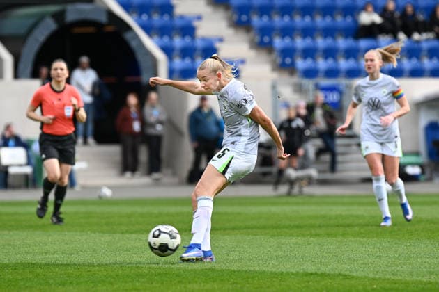 Soccer I Women I Season 2025 2026 I DFB Cup I FC Carl Zeiss Jena VfL Wolfsburg I 05 04 2026 Ella Peddemors 5, VfL Wolfsburg with the goal cutout, close-up, portrait, portrait, single photo, single image, body Jena Ernst Abbe Sportfeld, ad hoc Arena Thuringia Germany Copyright: xLobeca InesxHähnelx