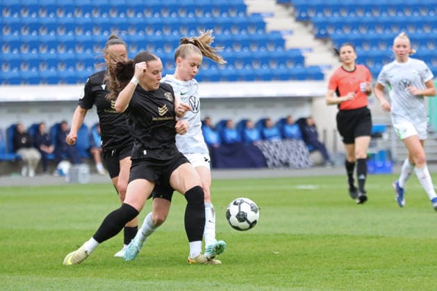 DFB Pokal Frauen FC Carl Zeiss Jena VfL Wolfsburg 05 04 26 Felicia Sträßer 8, Carl Zeiss Jena vs Vivien Endemann 25, VfL Wolfsburg Fußball, DFB Pokal Frauen, Halbfinale FC Carl Zeiss Jena vs VfL Wolfsburg am 05 04 26 im Ernst Abbe Sportfeld ad hoc arena, Jena DFL REGULATIONS PROHIBIT ANY USE OF PHOTOGRAPHS AS IMAGE SEQUENCES AND OR QUASI VIDEO Copyright: xBEAUTIFULxSPORTS JanxKaeferx